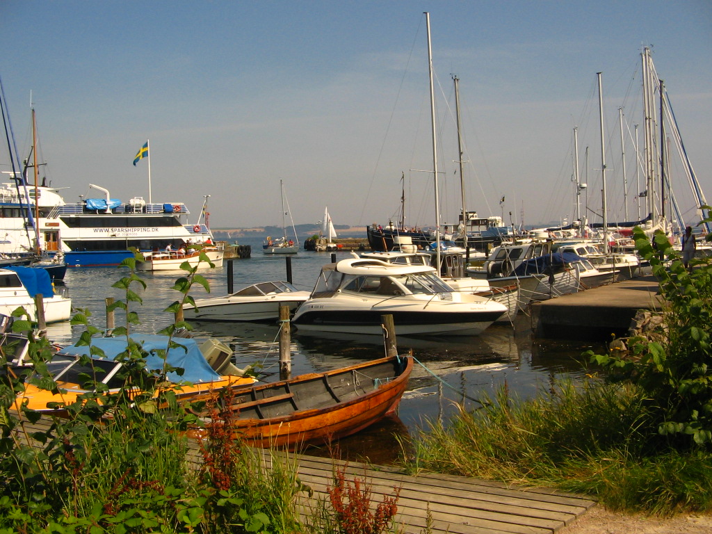 Den lilla hamnen Bäckviken där båtarna lägger till