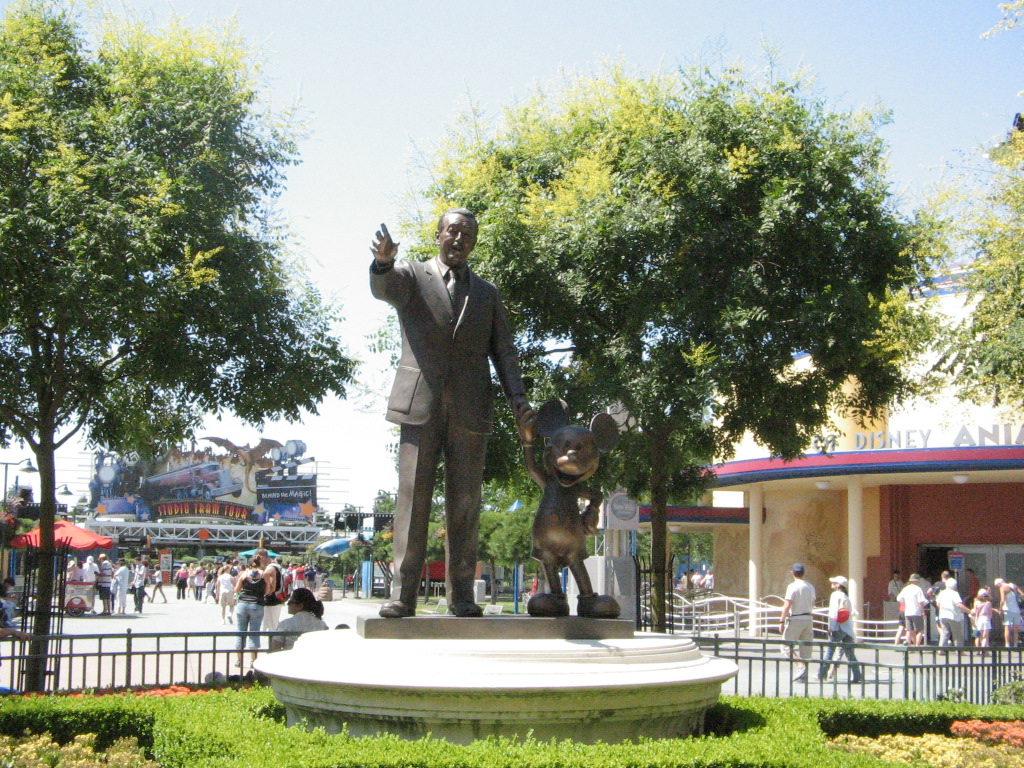 Walt och Kalle står staty tillsammans