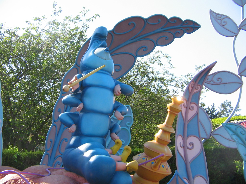 Disneyland: Alice i underlandets labyrint med larven
