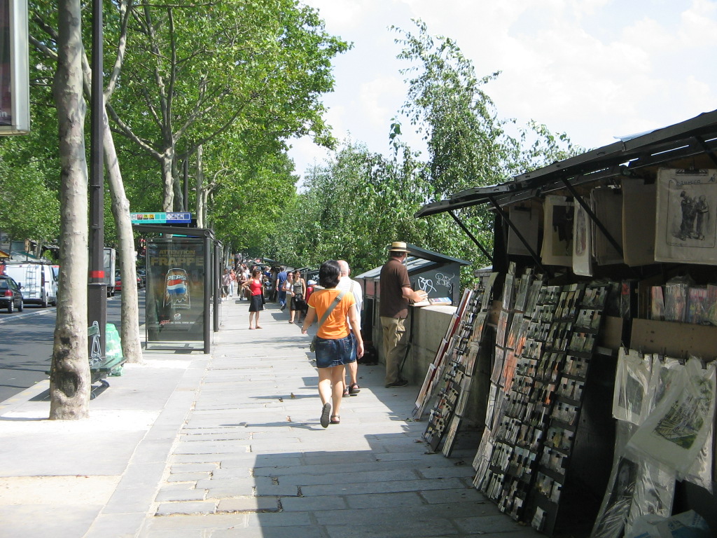På kajen längst Seine finns det gott om försäljare av bl.a. tavlor