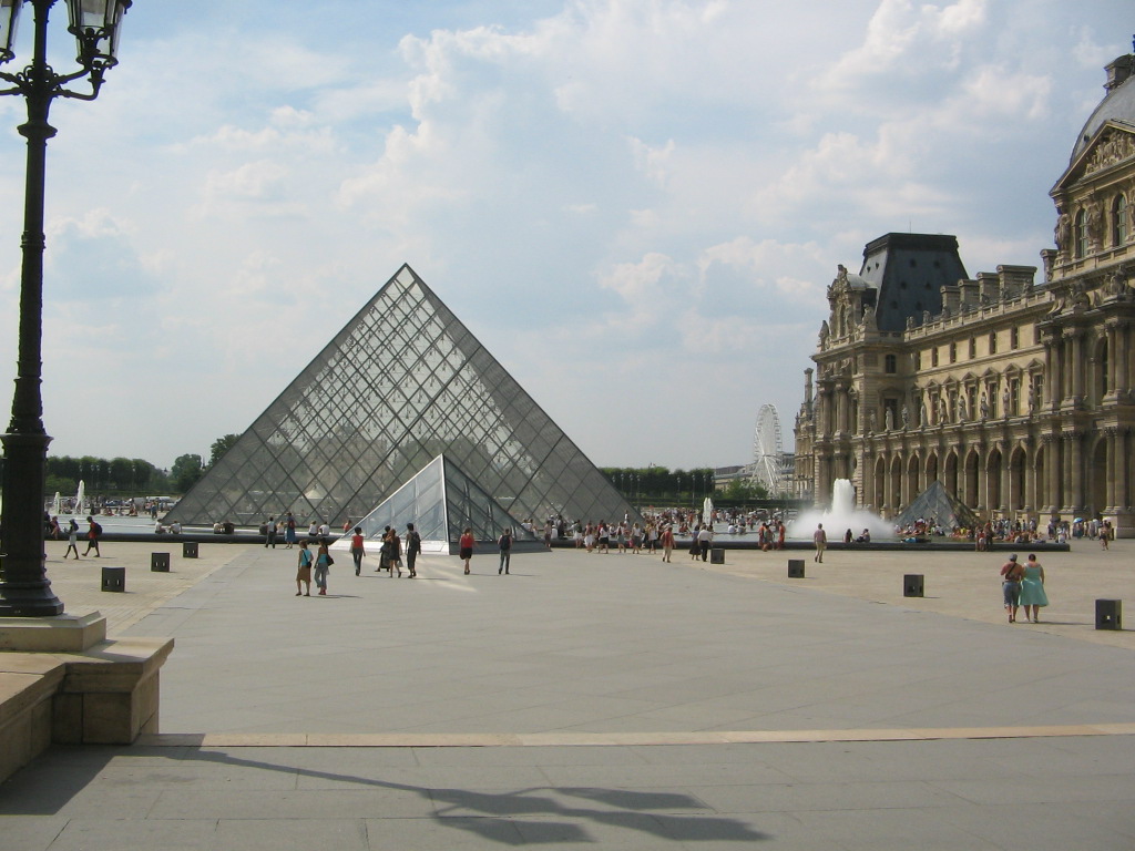 Louvren med glaspyramiden framför