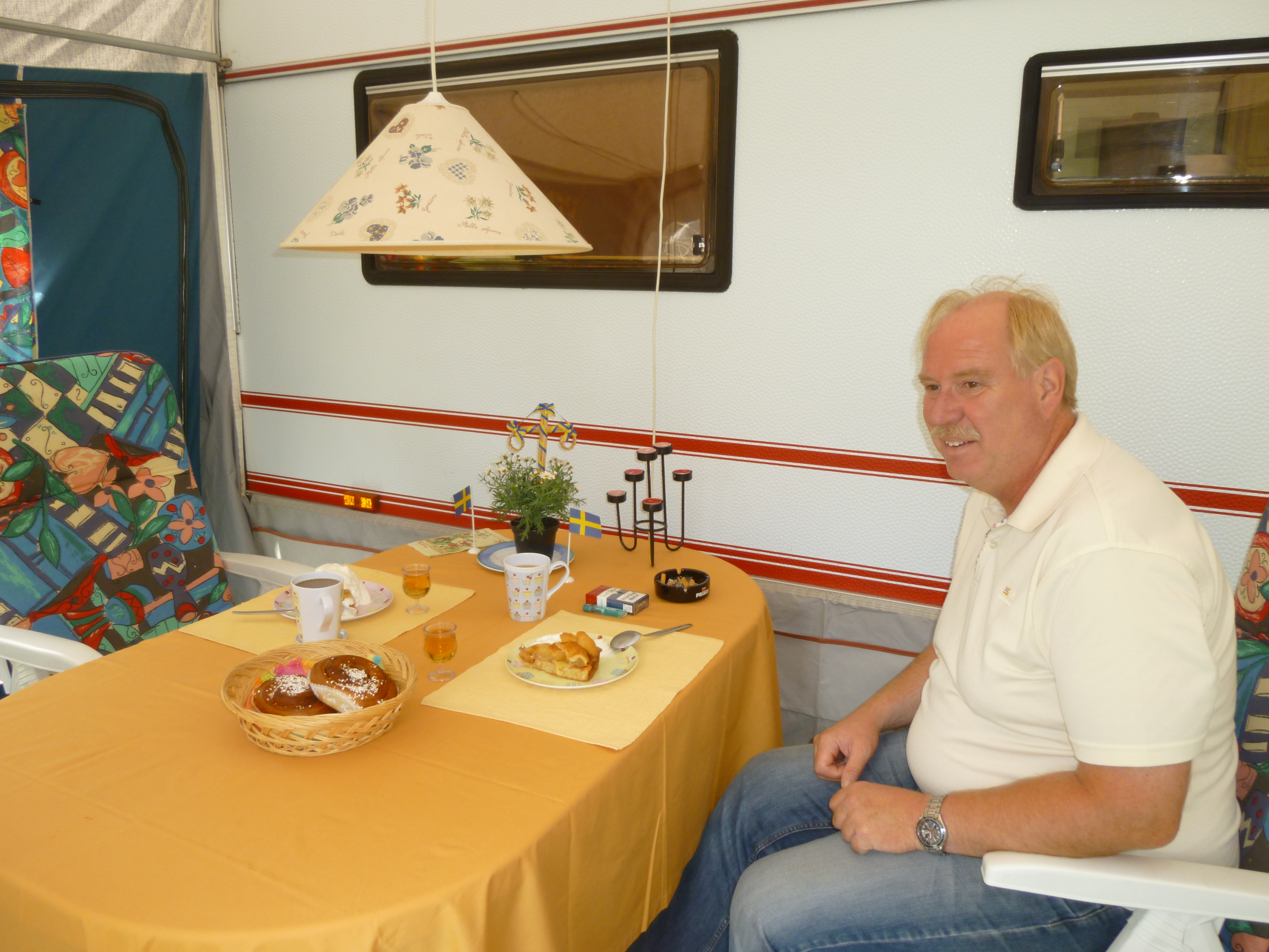 Vi var bjudna på kaffe med avec hos ett par som bodde i husvagn, Ullerud hette de.