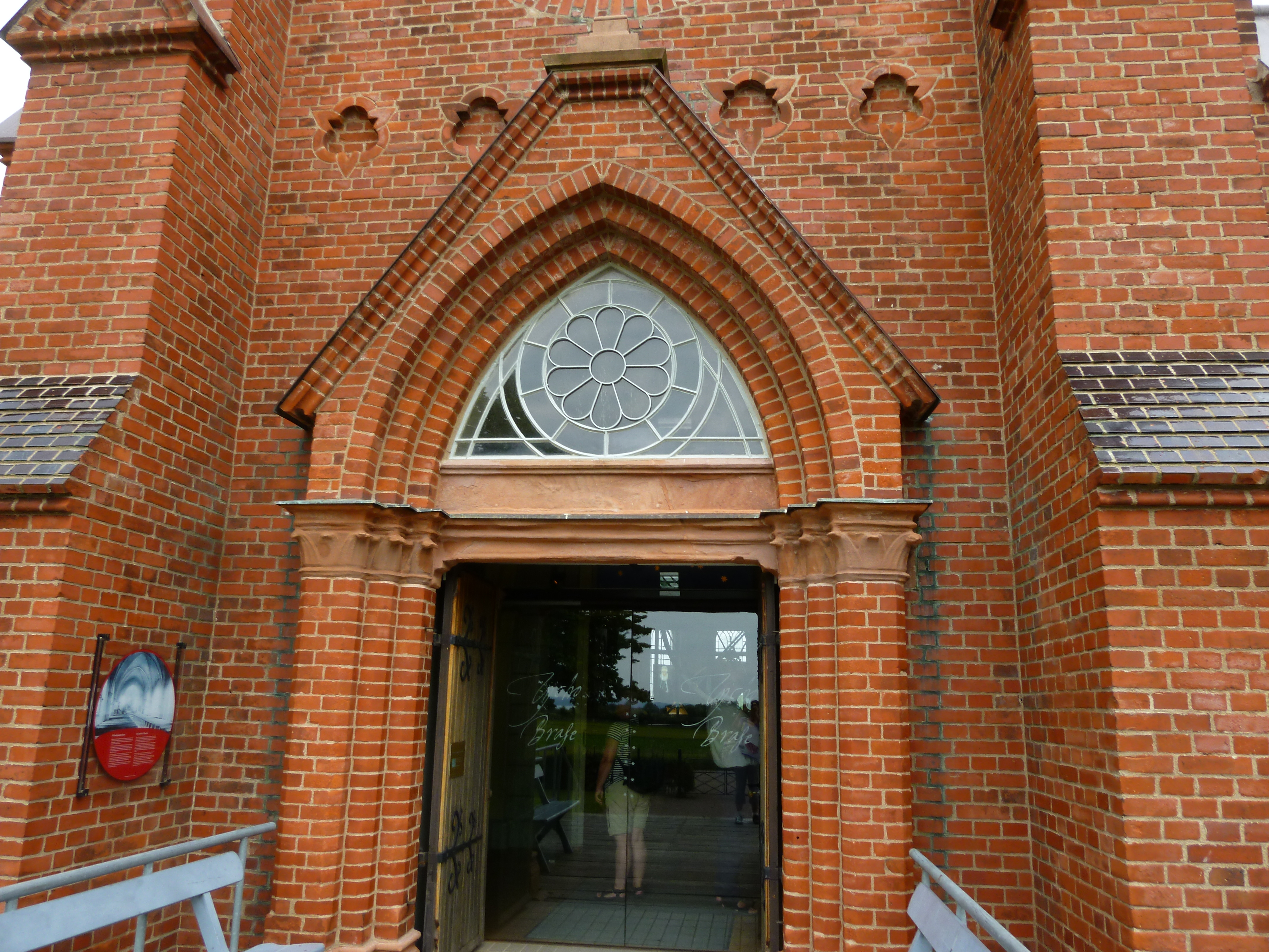 En avkristnad kyrka, som står ungefär där Uranienborg låg, tjänstgör nu som Tycho Brahe museum.