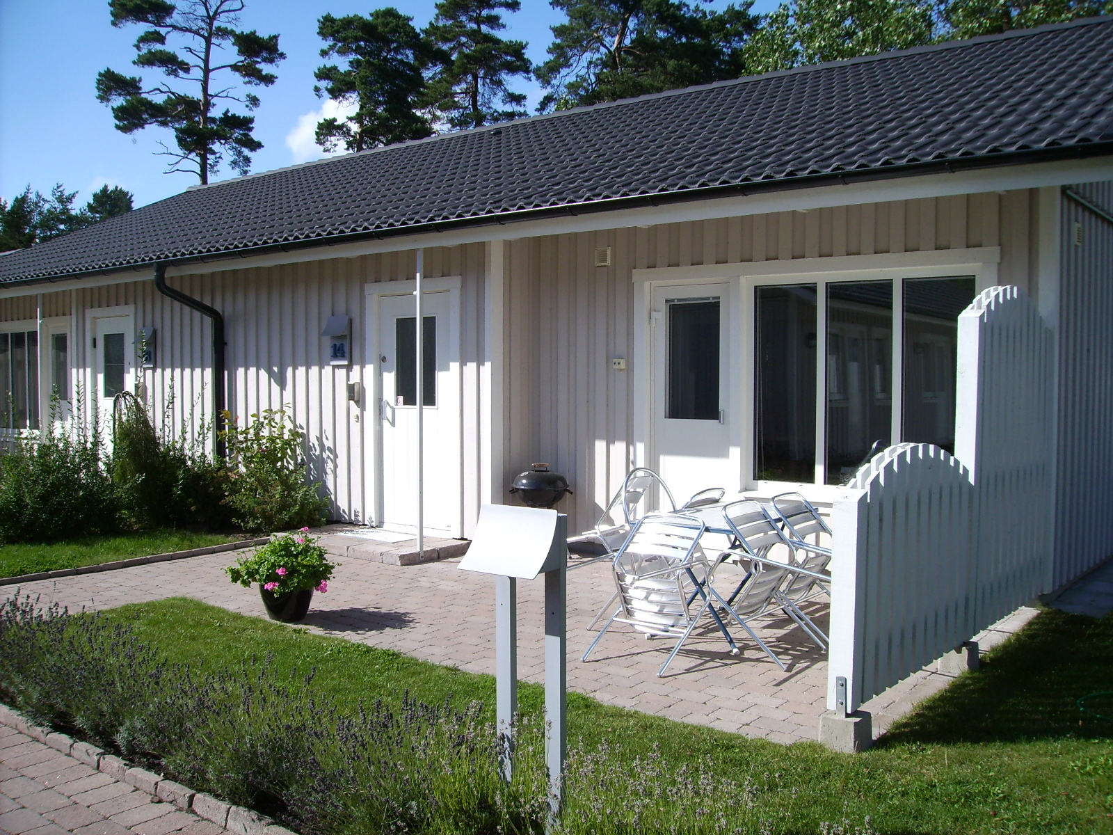 Huset vi hyrde i Åhus var mycket smakfullt och fint, två sovrum med utgång till baksidan, stort kök, vardagsrum och uteplats. Till och med två badrum.