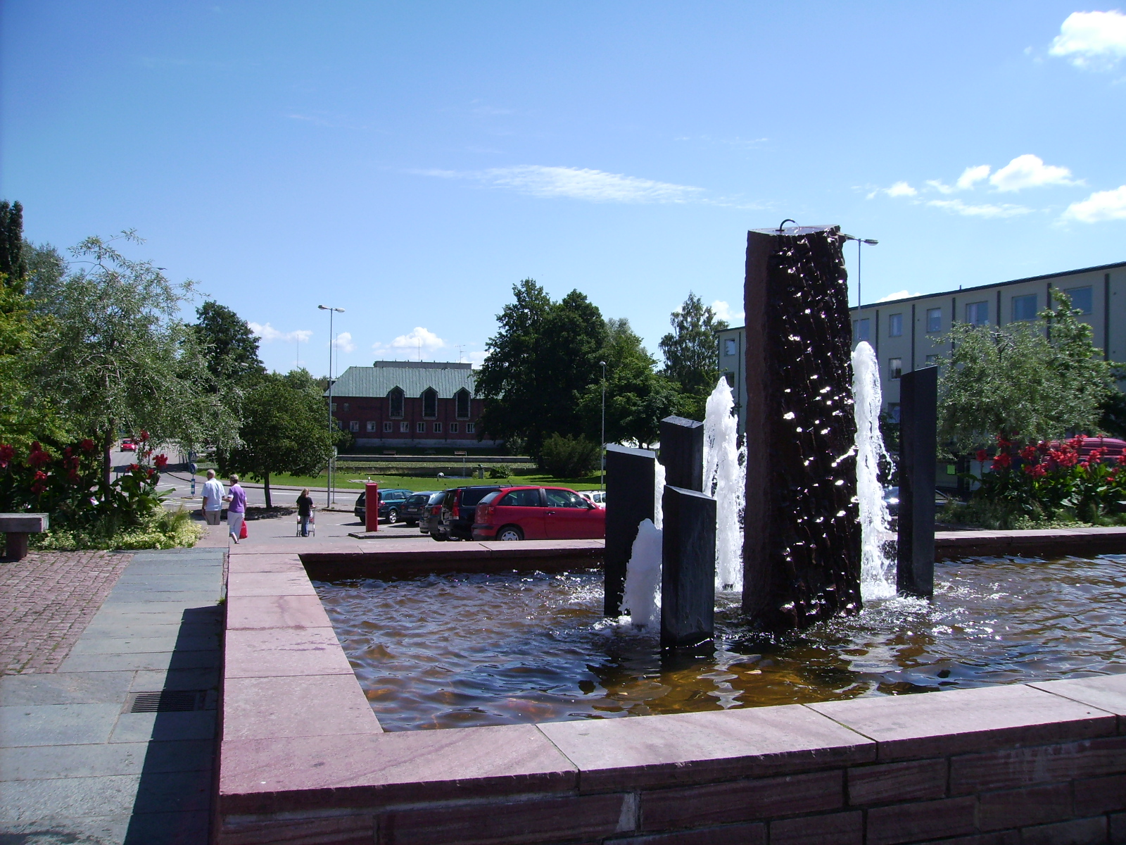 Fontänen på torget, i bakgrunden, på andra sidan Svartån, ligger stadshuset