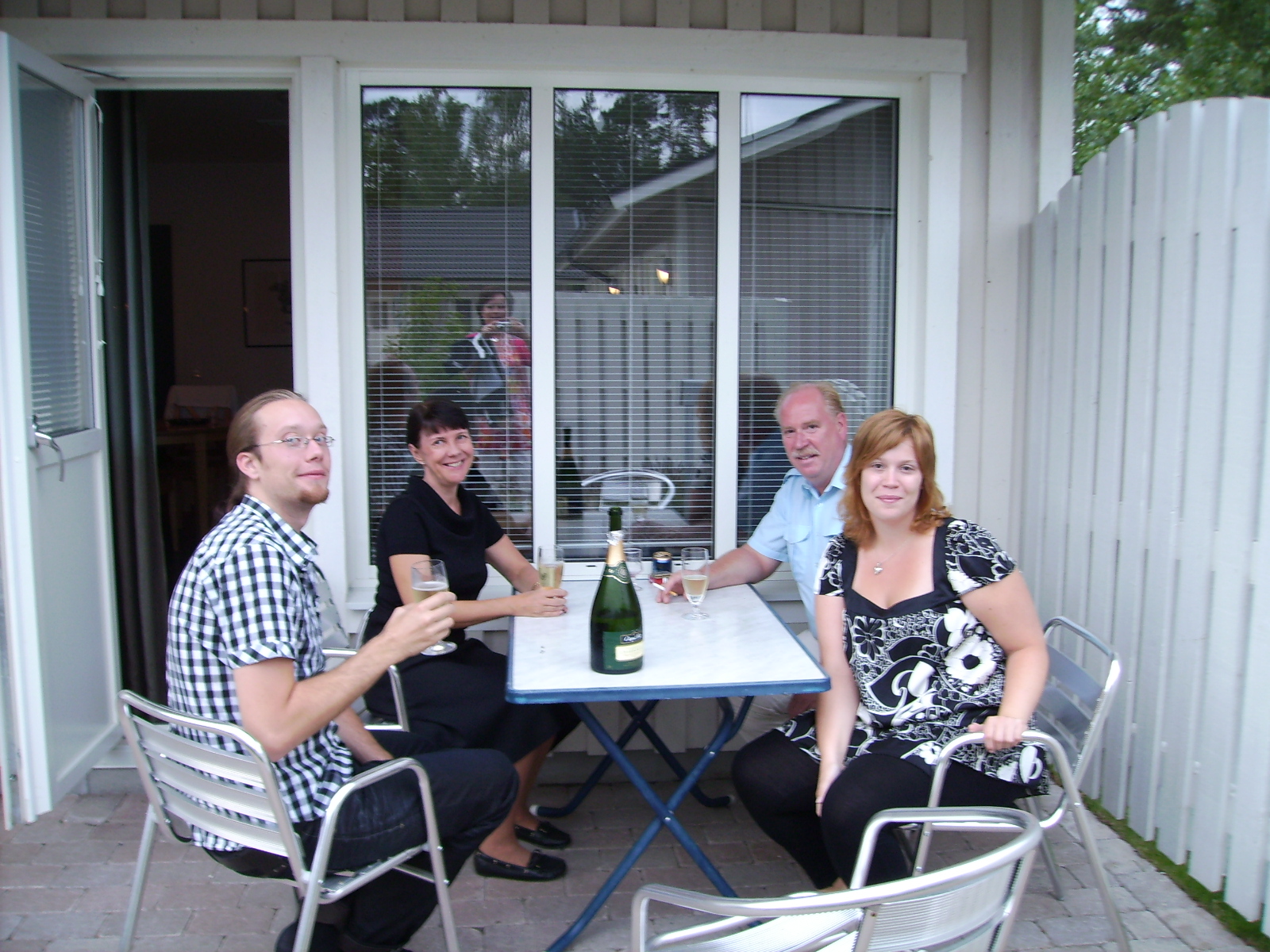 Denna familjen bodde i ett grannhus. Det visade sig att de vunnit en vecka på hotell Åhus Strand, därav champagneflaskan.