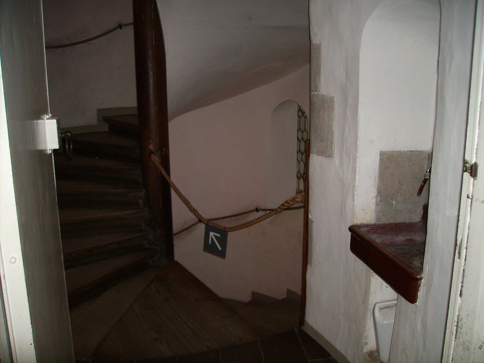 Många trappor. Här kunde någon lätt tappat bort sig. Fast kanske ännu hellre i katakomberna, där är det becksvart.