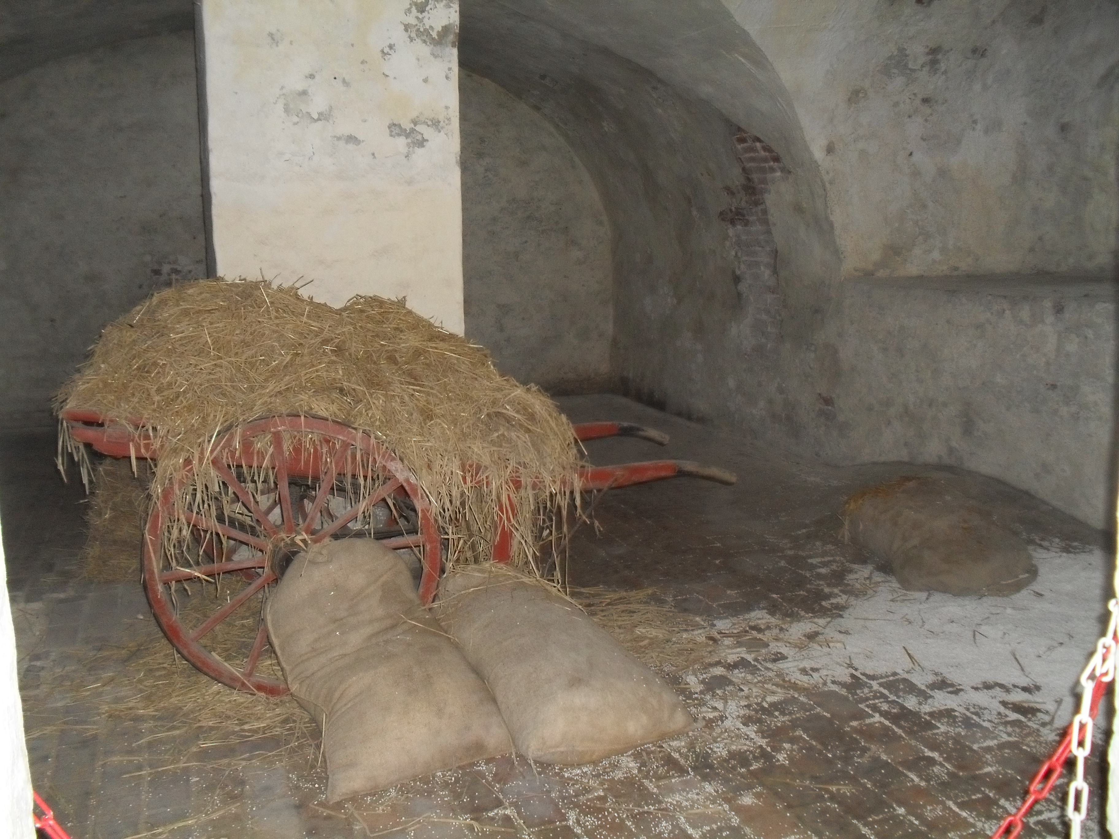 I katakomberna förvarades även soldaternas mat. Kan inte ha varit jättefräsch.
